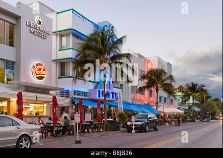 Art-Déco-Hotels und Restaurants am Ocean Drive bei Dämmerung, South Beach, Miami Beach, Gold Coast, Florida, USA Stockfoto