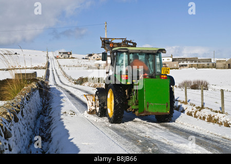 dh ROADS UK Farm Traktor Winter Schneepflug Schneeräumung von Orkney Landstraßen ländliche Pflug Straße schottland Stockfoto