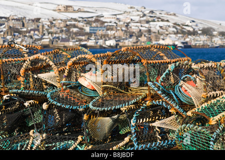 dh STROMNESS ORKNEY Krabben und Hummer Metall und Seil Gatter Hamnavoe Hafen Schnee Hügel Stockfoto