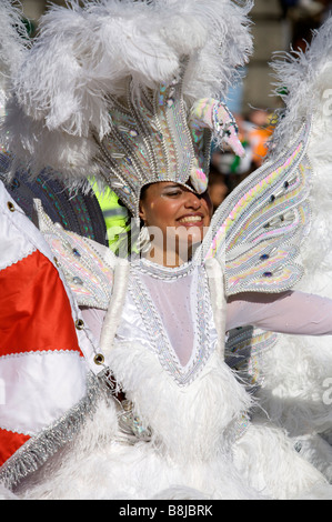 Ein Teilnehmer lächelt, das Publikum in der St. Patricks Day Parade in Dublin Irland Stockfoto