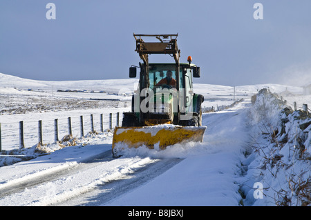 dh ROADS UK Winter Farm Traktor Schneepflug Schneeräumung von Orkney Landstraßen Straßenpflug schottland Traktoren Stockfoto