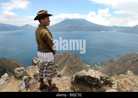 Maya-Indianer in traditioneller Tracht aus Santiago de Atitlan mit Blick auf Lake Atitlan, Guatemala, Atitlansee, Santiago de Atitlan Stockfoto