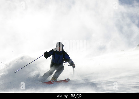 Skifahrer, die bergab auf Mount Hood in Oregon in den Vereinigten Staaten Stockfoto