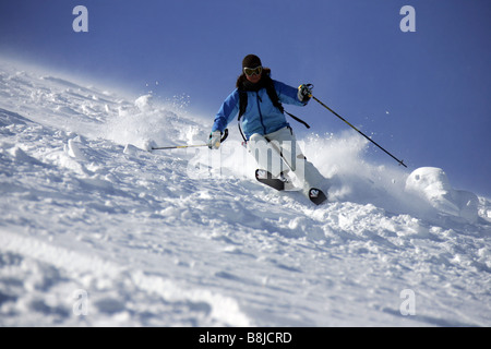 Skifahrer, die bergab auf Mount Hood in Oregon in den Vereinigten Staaten Stockfoto