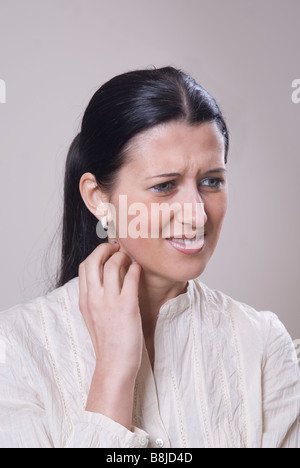 Frau Hals kratzen Stockfoto