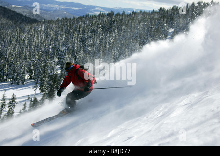 Skifahrer, die bergab auf Mount Hood in Oregon in den Vereinigten Staaten Stockfoto