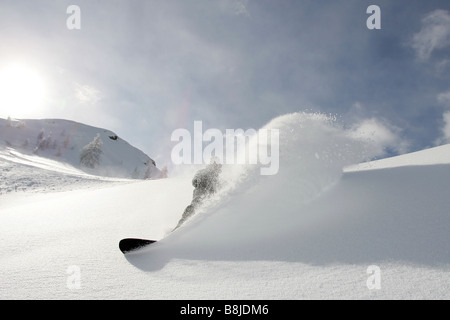 Snowboarder Maciek Swiatkowski bergab in Nassfeld, Österreich Stockfoto