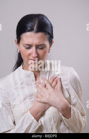 Junge Frau übergibt Herz Stockfoto