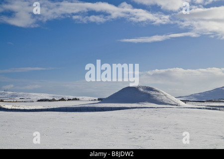 dh Neolithische Grabstätte MAESHOWE ORKNEY Prähistorische Kammer Hügel Schneelandschaft Bronzezeit Großbritannien Weltkulturerbe Schnee Winter Kämmerer Cairn Stockfoto