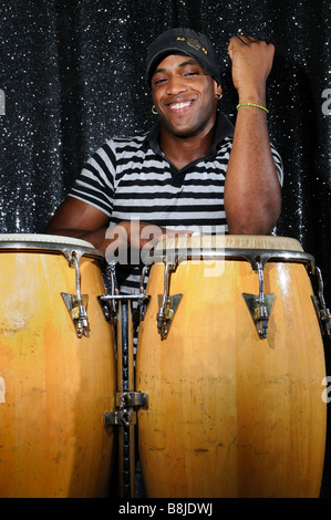 Porträt des jungen Latino Percusionist spielen afrikanische Trommeln Stockfoto