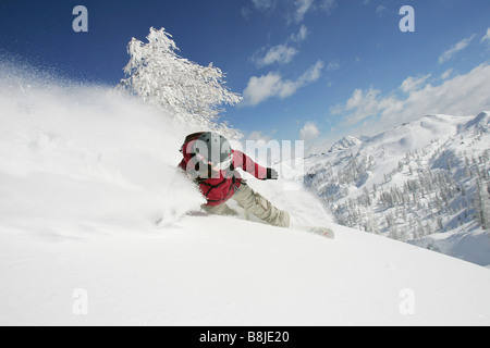 Snowboarderin Anne-Fleur Eiff bergab in Nassfeld, Österreich Stockfoto