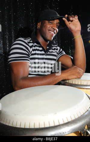 Porträt des jungen Latino Percusionist spielen afrikanische Trommeln Stockfoto