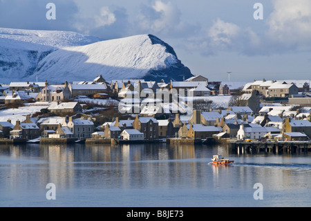 dh Scottish Harbour STROMNESS ORKNEY Town Fischerboot verlässt Hafen Winter Schnee Szene Fischerboot Hafen schottland uk Inseln Boote Meer Stockfoto