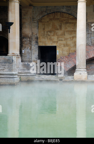 Dampf steigt aus Thermalwasser an die Roman Baths in Bath, England. Stockfoto