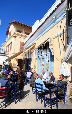 GRIECHENLAND SARONISCHEN GOLF EGINA INSEL EINE GESCHÄFTIGE TAVERNE DIREKT AM MEER