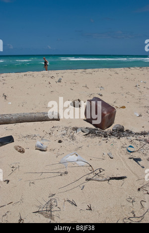 Plastikmüll angeschwemmt am weißen Sandstrand in der Nähe von Tulum Mexiko. Stockfoto