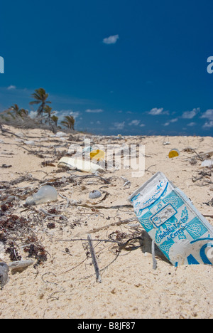 Plastikmüll angeschwemmt am weißen Sandstrand in der Nähe von Tulum Mexiko. Stockfoto