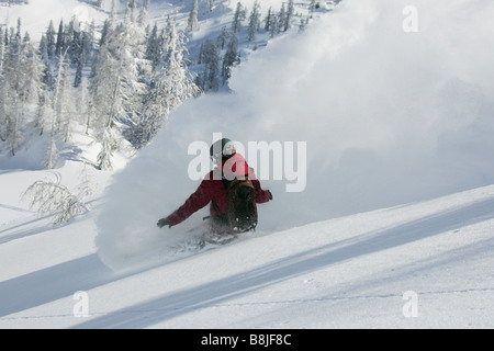 Snowboarderin Anne-Fleur Eiff bergab in Nassfeld, Österreich Stockfoto