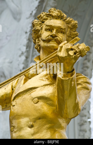 das berühmte goldene Denkmal von Johann Strauss im Wiener Stadtpark im ersten Wiener Gemeindebezirk befindet sich Stockfoto