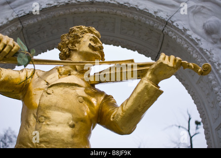 das berühmte goldene Denkmal von Johann Strauss im Wiener Stadtpark im ersten Wiener Gemeindebezirk befindet sich Stockfoto