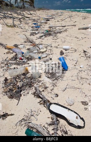 Plastikmüll angeschwemmt am weißen Sandstrand in der Nähe von Tulum Mexiko. Stockfoto