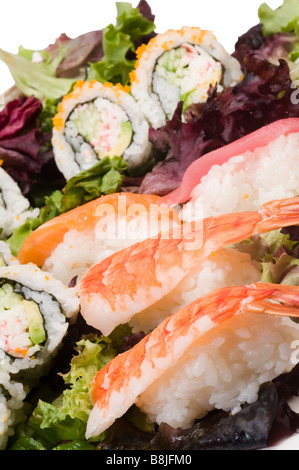 Sushi-Sashimi Garnelen Lachs Thunfisch japanisches Essen mit California Rollen Stockfoto