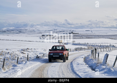 dh ROADS UK Farmers Truck auf vereisten Schnee Straßen Auto Fahren ländliche schottland Winter Straße verschneiten Landstraße Stockfoto