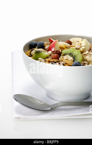Getreide in Schüssel weiß Stockfoto