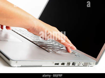 Detail der menschlichen Hände Tippen auf Laptop-Computer - isoliert Stockfoto