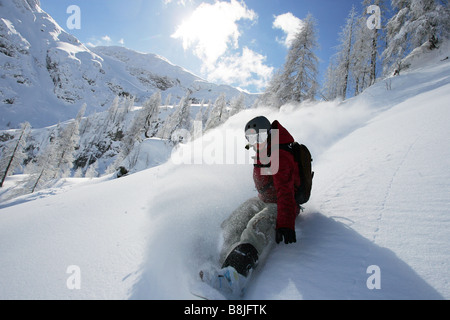 Snowboarderin Anne-Fleur Eiff bergab in Nassfeld, Österreich Stockfoto