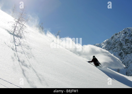 Snowboarder bergab in Nassfeld, Österreich Stockfoto