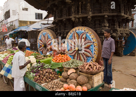 Indien-Tamil Nadu Kumbakonam Gemüse Stall unter Swami Sarangapani Tempel Auto Stockfoto