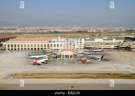 Malaga Flughafen Süd Spanien Terminalgebäude mit kommerziellen Jets geparkt auf dem Vorfeld Stockfoto