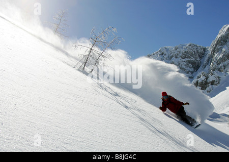 Snowboarder bergab in Nassfeld, Österreich Stockfoto