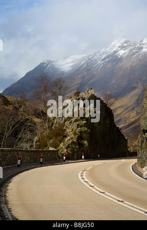 Mountain Highland Straßen und den schottischen Bergen von Glencoe. Glen Coe im April, der lochaber Bereich der schottischen Highlands; die A82 Straße, Schottland, Großbritannien Stockfoto