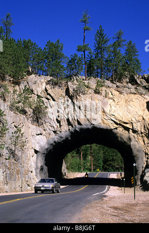 Auto fährt auf der Autobahn durch einen Fels-Tunnel in den Black Hills von South Dakota Stockfoto