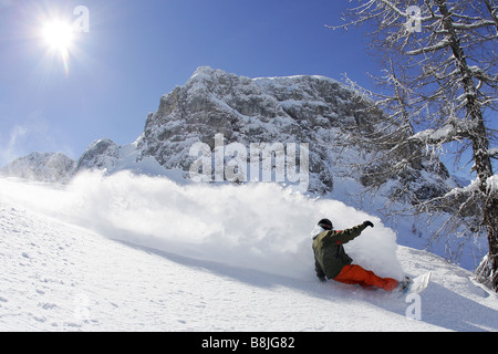 Snowboarder Maciek Swiatkowski bergab in Nassfeld, Österreich Stockfoto