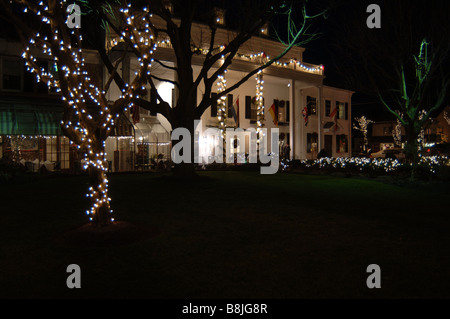 Beekman Arms Inn in der Nacht während der Ferienzeit, Rhinebeck, New York Stockfoto