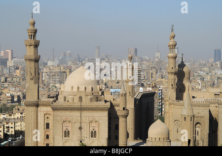 KAIRO, ÄGYPTEN. Die Sultan Hassan und Rifai Moscheen von der Zitadelle aus gesehen. Stockfoto