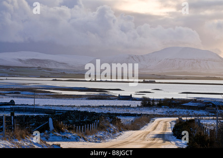 dh HARRAY ORKNEY Loch Harray Stenness Hoy Hills verschneit eisig Straßen Bahnen Winterzeit Landschaft Landschaft uk Winter offene Straße schottland Land Stockfoto