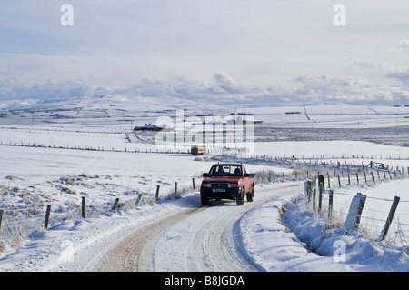 dh Schottland WINTERSTRASSEN UK Farmers Truck auf eisigen Schnee Straßen Auto orkney Autofahrer verschneiten Winter ländlichen Straße Stockfoto