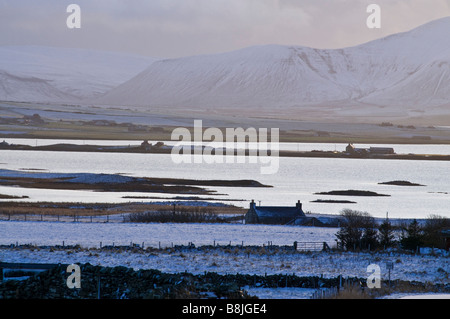 dh HARRAY ORKNEY Loch Harray Loch Stenness und Hoy Hills verschneite Landschaft Stockfoto