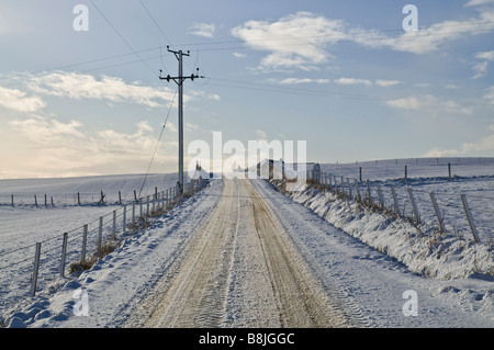 dh ROADS UK eisig verschneite Straßen öffnen leere Schneefelder Hydro elektrische Strommasten Orkney Winter Winter schottland Stockfoto