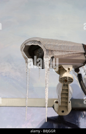Gefrorene Überwachungskamera mit zwei großen Isicles drauf. Stockfoto