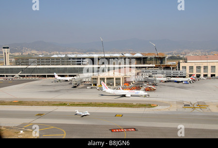 Malaga Flughafen Süd Spanien neue Terminalgebäude mit kommerziellen Jets geparkt auf dem Vorfeld aus der Luft gesehen. Stockfoto