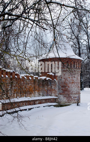 Alten Kloster Brickwall winter Szene am Sonnenuntergang. Stockfoto