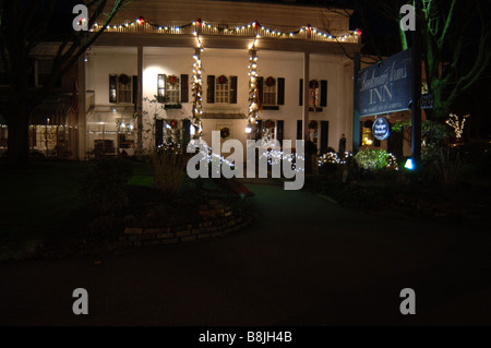 Beekman Arms Inn in der Nacht während der Ferienzeit, Rhinebeck, New York Stockfoto