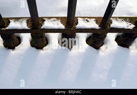 Metall geschmiedet Zaun Detail am Sonnenuntergang. Stockfoto