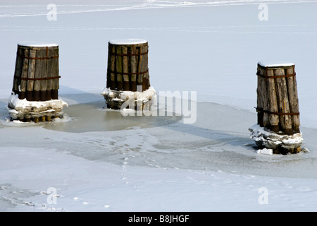 Drei hölzerne Icebrakers in der Nähe von Brückenpfeilers. Stockfoto