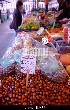 Gemüse-Stall. Venedig Rialto-Markt. Giuggioli Frischobst verwendet, um ein alkoholisches Getränk in der Region Venetien Stockfoto